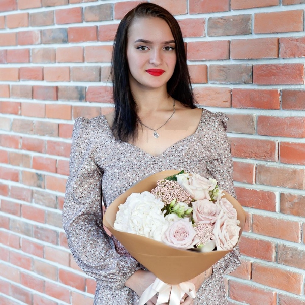  White Hydrangea - 1, lisianthus - 3, Rose Powder 50 cm Ecuador (Quicksand, Menta) - 7, Ozotamnus, Wrapping Paper