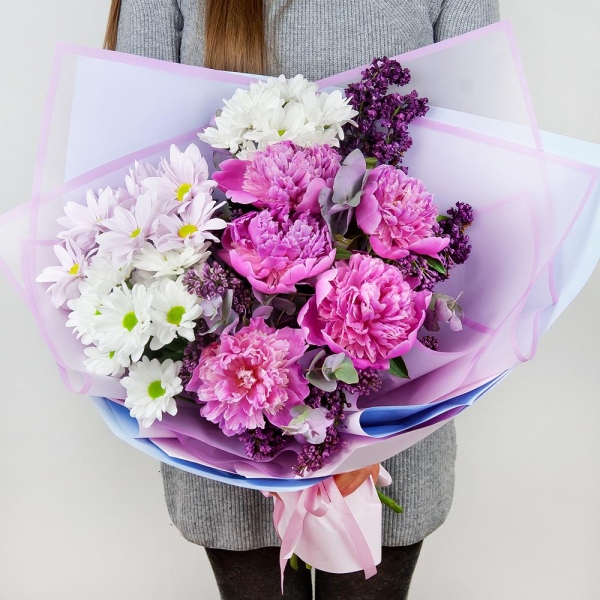 Peony pink - 7, Lilac Bush - 5, Bacardi White Spray Chrysanthemum - 4, Bacardi Pink Spray Chrysanthemum - 2, Eucalyptus Cinerea, Wrapping Paper, Ribbon, Eucalyptus