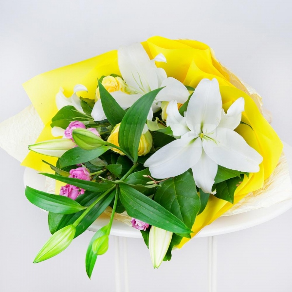Lilies - 4, Yellow rose 50 cm - 5, Bright pink spray rose mix, 50 cm - 5, Salal, Wrapping Paper