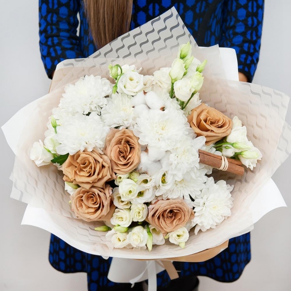 Роза Тоффи - 8, lisianthus - 5, Baltica White Spray Chrysanthemum - 5, Cotton bud, Cinnamon decorative packaging, Wrapping Paper