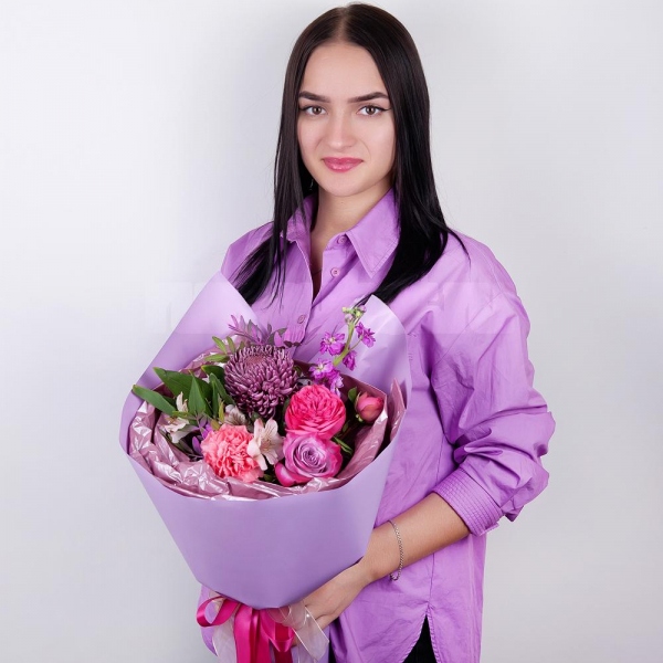 Хризантема одноголовая Бигуди фиолетовый - 1, Маттиола сиреневая - 1, Гвоздика розовая - 1, Роза Deep Purple фиолетовая - 4, Роза пионовидная кустовая Пиано - 1, Альстромерия белая, нежно-розовая - 2, Фисташка, Современная упаковка, Лента