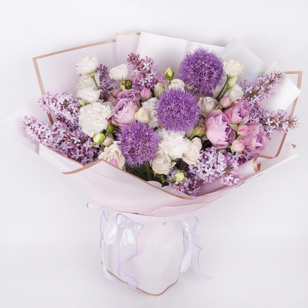 Роза кустовая пионовидная Лавандер 50 см - 3, Роза кустовая белая, кремовая, нежно-розовая 50 см - 6, Гвоздика белая, кремовая - 9, Лизиантус - 2, Сирень сиреневая - 3, Современная упаковка, Аллиум