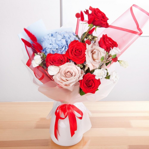 Blue/purple hydrangea - 1, Red rose 50 cm - 6, Rose Cream 50 cm - 4, lisianthus - 2, White spray carnation - 4, Waxflower (1 pc.), Dried flowers in assortment, Wrapping Paper, Ribbon