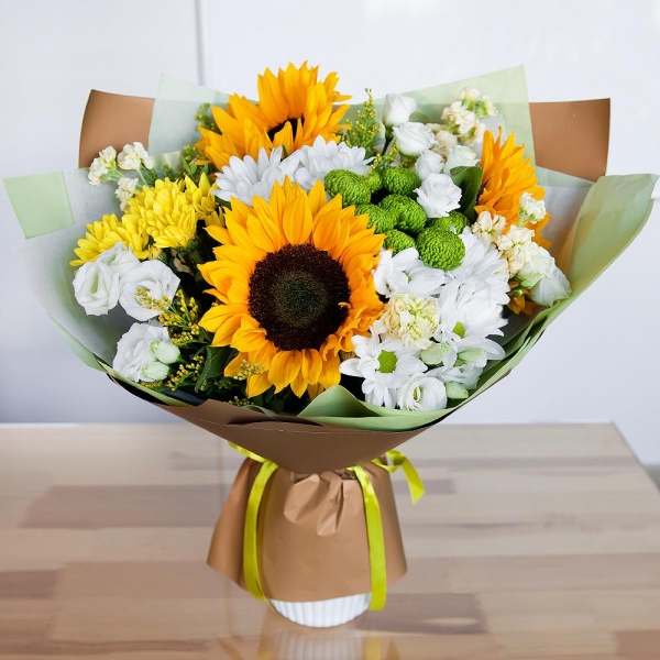 Sunflower - 3, Bacardi White Spray Chrysanthemum - 3, Athos pom Feeling Green - 3, lisianthus - 4, White Matthiola - 6, Bacardi Yellow Spray Chrysanthemum - 3, Solidago (1 pc.), Pistachio, Wrapping Paper