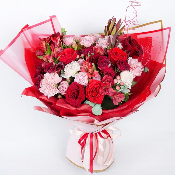 Carnation white, cream - 4, Bright pink spray rose mix, 50 cm - 4, Red rose 50 cm - 9, Alstromeria Red, Bright Pink - 6, Spray rose: red 50 cm - 3, Pink carnation - 5, Leukodendron, Hypericum, Eucalyptus Cinerea, Dried flowers in assortment, Wrapping Paper, Ribbon