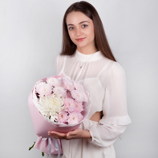 Baltica Pink Spray Chrysanthemum - 6, Magnum White Chrysanthemum - 1, Wrapping Paper