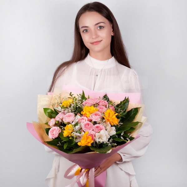 Роза кустовая розовая, ярко-розовая 50 см - 5, Фрезия - 6, Альстромерия белая, нежно-розовая - 7, Лимониум, Фисташка, Фатсия, Современная упаковка