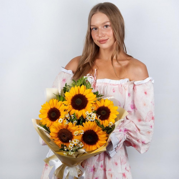 Sunflower - 7, Chamomile - 5, Dried flowers in assortment, Pistachio, Wrapping Paper